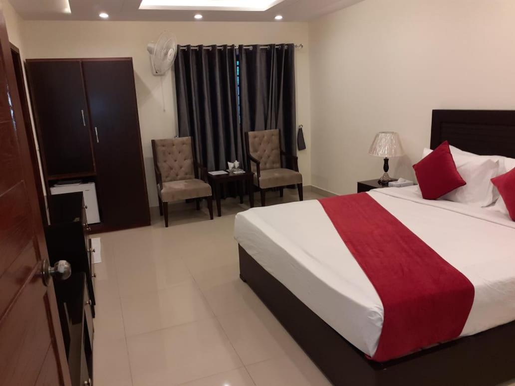 Hotel Noor Plaza Лахор Стая снимка